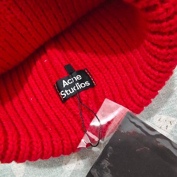 Acne Studios Red Knitted Hat With Embroidered Smiley Logo Patch - Picture 3 of 8